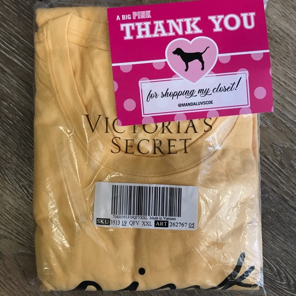 💗VS PINK HONEYCOMB GOLD SCRIPT LOGO CAMPUS TEE - Picture 6 of 6